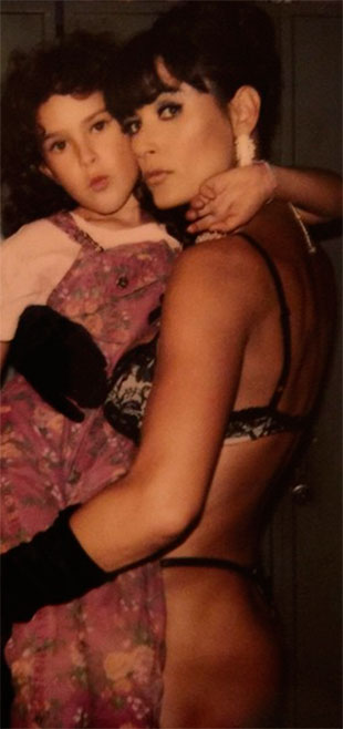 Filha de Demi Moore divulga foto dos bastidores do filme <i>Striptease</i>