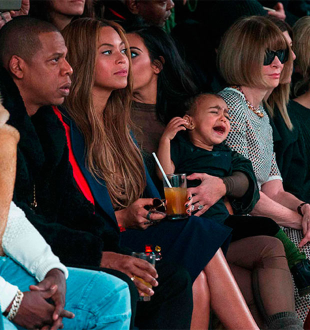 Kanye West faz piada com choro da filha, North, em seu desfile: - <i>Ela estava com medo de seu pai</i>