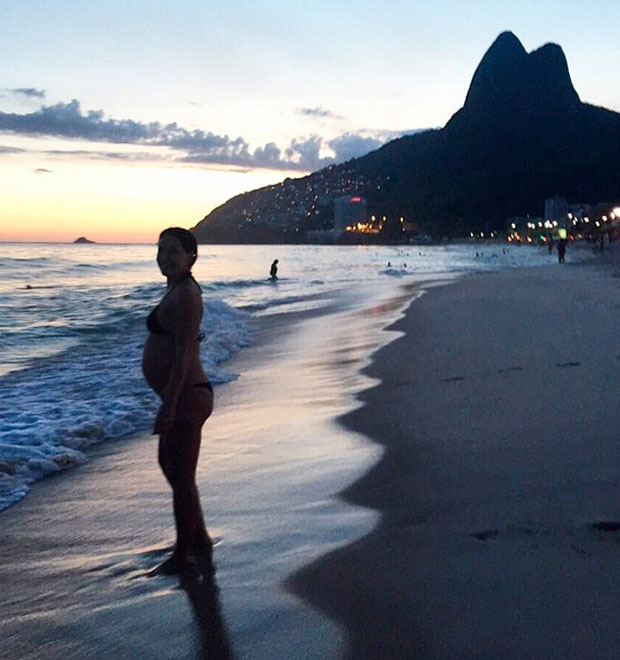 Carolina Ferraz exibe barrigão de grávida ao pôr do sol