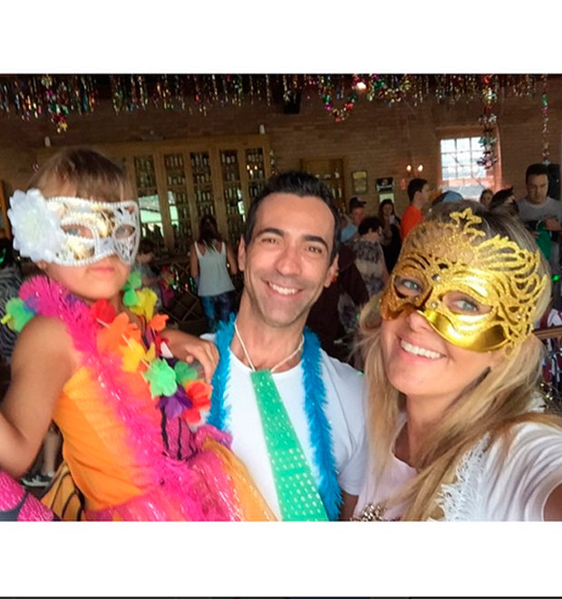 Ticiane Pinheiro curte o Carnaval ao lado da filha e de César Tralli