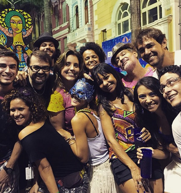 Carol Castro curte Carnaval em Recife com os amigos