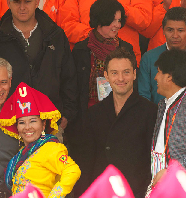 Jude Law curte o Carnaval na Bolívia a convite de Evo Morales