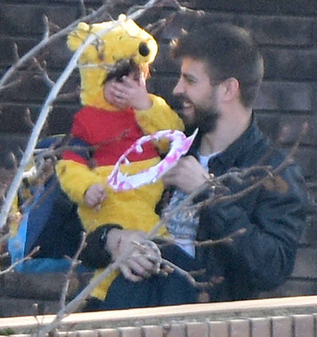 Milan, filho de Shakira, aparece no colo do pai fantasiado de ursinho <i>Puff</i>