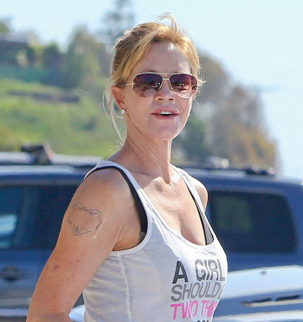 Melanie Griffith remove tatuagem com o nome de Antonio Banderas