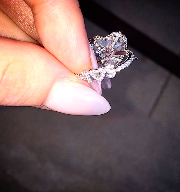Lady Gaga mostra detalhe em aliança e diz que noivo a chama pelo nome de batismo, saiba mais!