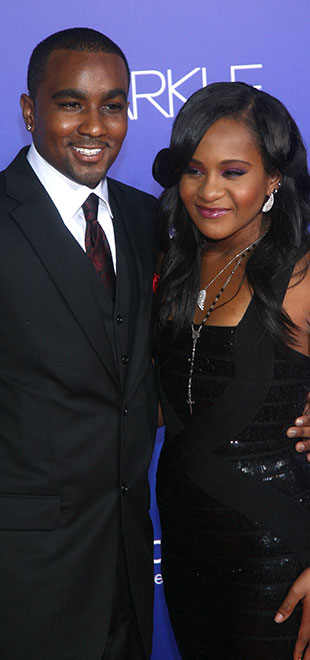 Ex de Whitney Houston briga pela herança da filha, que segue em coma