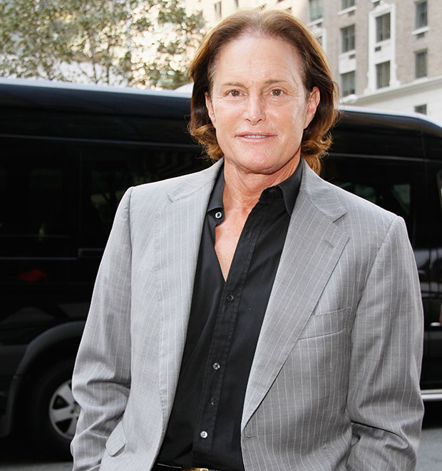 Bruce Jenner busca suporte com a família após se envolver em acidente de carro