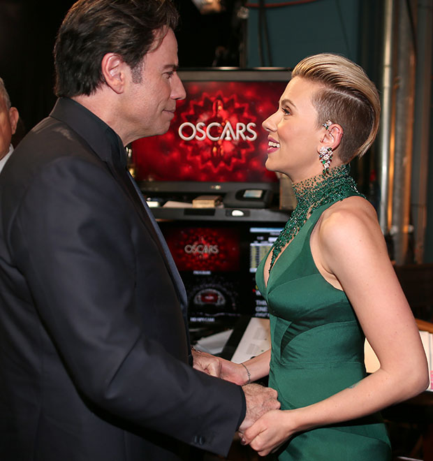 Scarlett Johansson diz que <i>não há nada de estranho</i> em foto com John Travolta