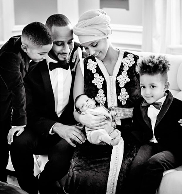 Ao lado da família, Alicia Keys mostra o filho recém-nascido pela primeira vez 