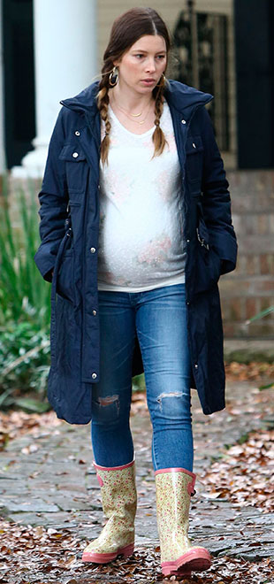 Jessica Biel exibe barrigão da sua primeira gravidez em <i>set</i> de filmagem