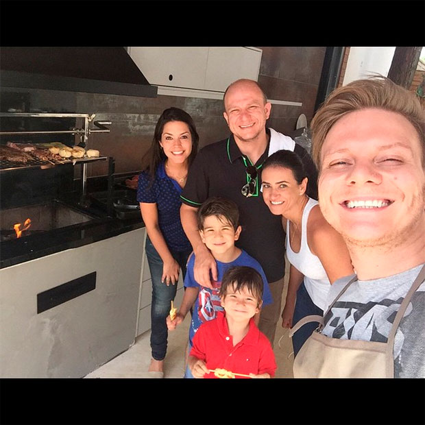 Michel Teló e Thaís Fersoza fazem churrasco para a família
