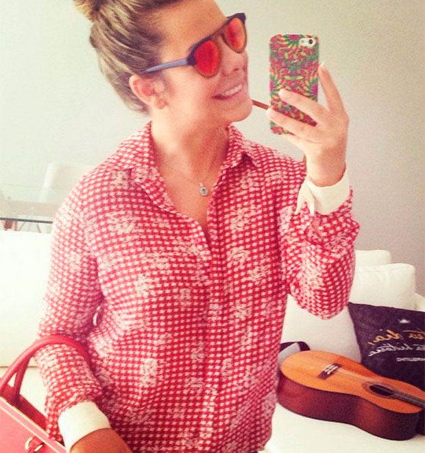 Fernanda Souza chama atenção em <i>selfie</i> ao aparentar estar sem aliança