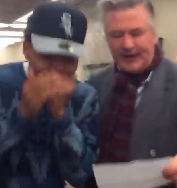 Alec Baldwin canta <i>rap</i> ao lado de Chance The Rapper!