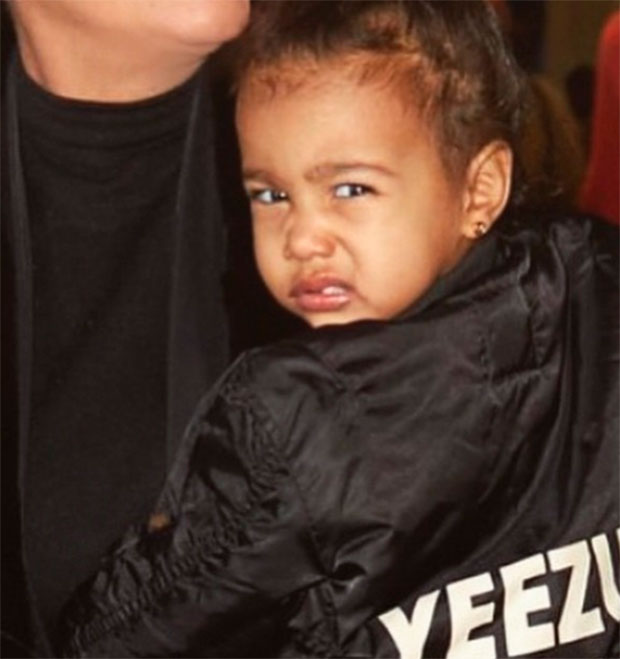 North West faz careta para os <i>paparazzi</i>