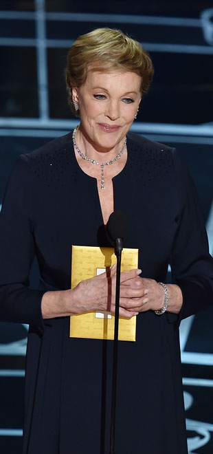 Julie Andrews diz que ainda está lidando com a morte do marido, Blake Edwards, falecido em 2010