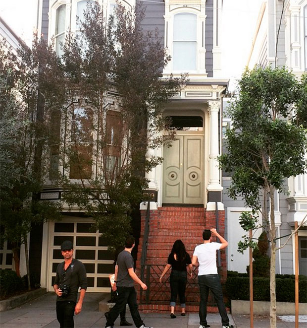 John Stamos visita casa de <i>Três é Demais</i> e passa batido por fãs