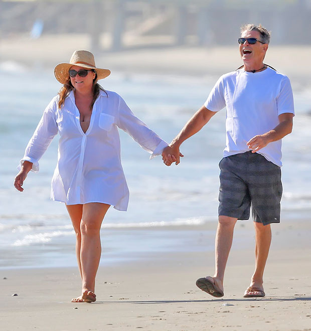 Pierce Brosnan e esposa aproveitam a praia de Malibu