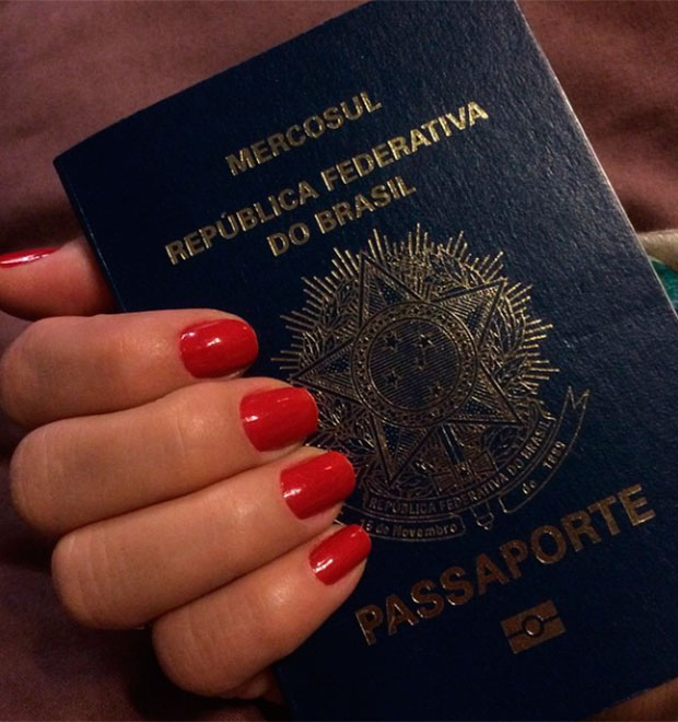 Isis Valverde publica foto de passaporte e anuncia inicio das férias