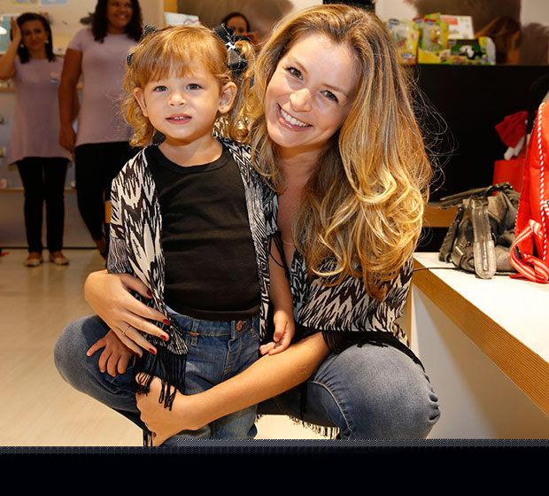 Bruno Gissoni leva o afilhado para lançamento de coleção de roupas infantis