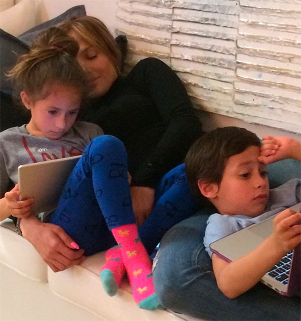 Jennifer Lopez só deixa os filhos usarem o <i>iPad</i> no domingo