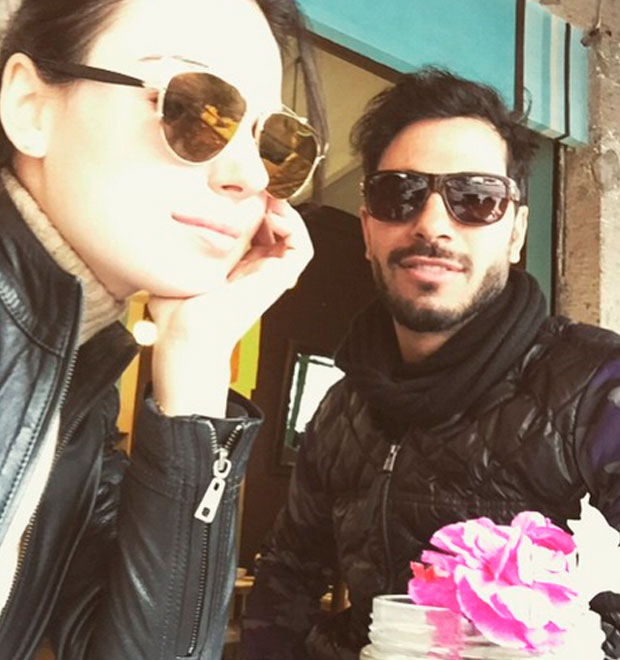 Isis Valverde faz <i>selfie</i> com Uriel Del Toro e diz: <i>Casal rock</i>