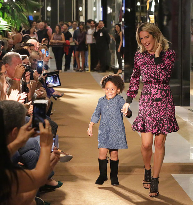 Giovanna Ewbank desfila com modelo mirim em Ribeirão Preto