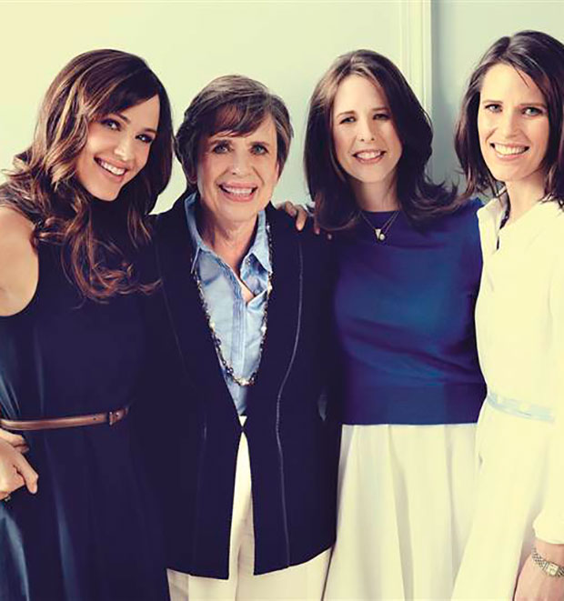 Jennifer Garner se emociona e chora ao falar sobre mãe e irmãs
