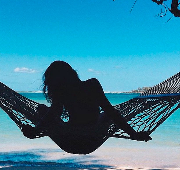 Isis Valverde aproveita férias em paisagem paradisíca. Veja foto!
