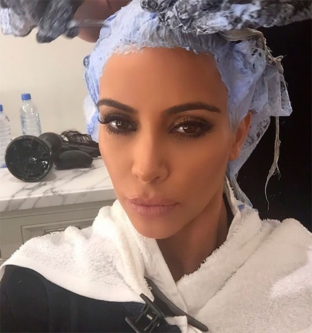 Kim Kardashian retoca o platinado e diz: <i>Ser loira é trabalho em tempo integral</i>