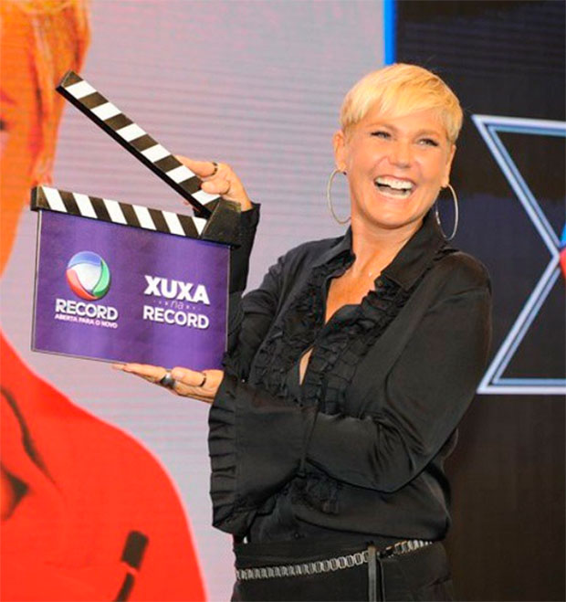 Xuxa quer um programa semanal ao vivo e à noite na <i>Record</i>, diz colunista