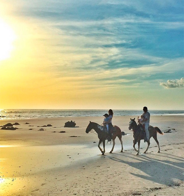 Gisele Bündchen aproveita tarde na praia com a família