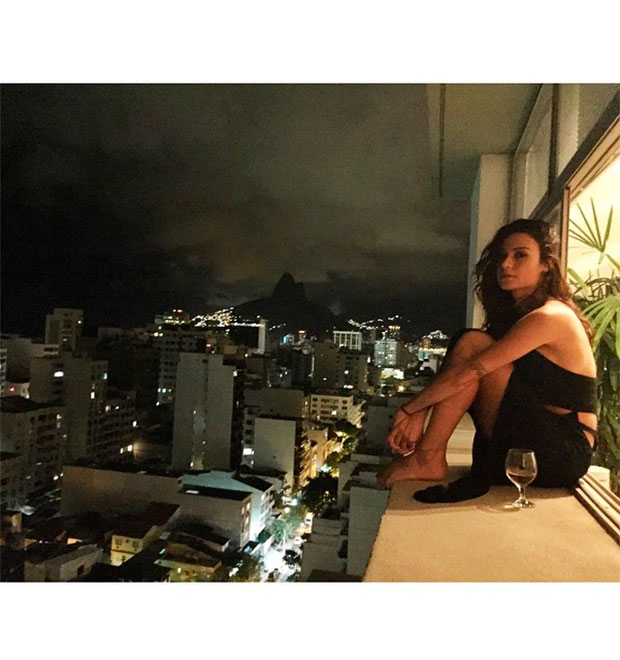 Thaila Ayala assusta fãs com foto em beirada de prédio