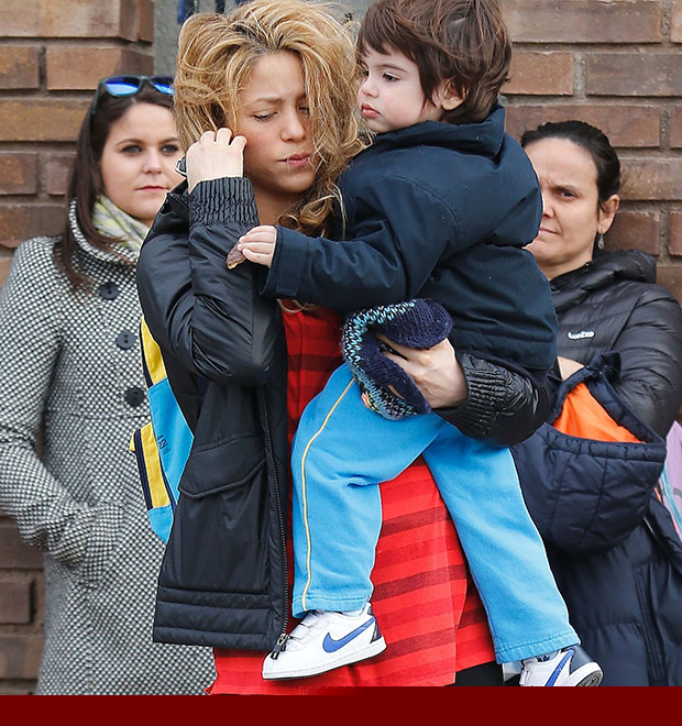 Shakira demonstra cansaço enquanto passeia com filho mais velho