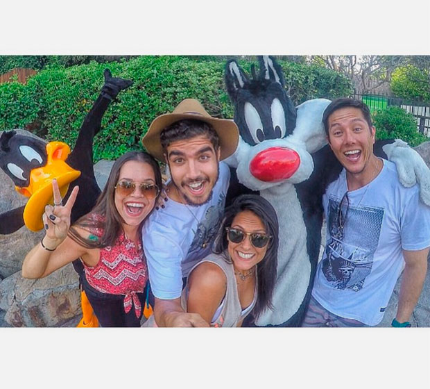 Sem Maria Casadevall, Caio Castro curte parque nos Estados Unidos com amigos