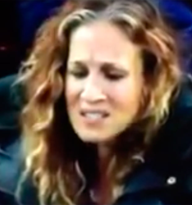 Sarah Jessica Parker lança olhar hilário para Tom Hanks e vira viral na internet