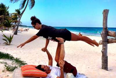 Giovanna Antonelli é erguida no ar fazendo <i>acroyoga</i>. Veja as famosas que são fãs da modalidade!