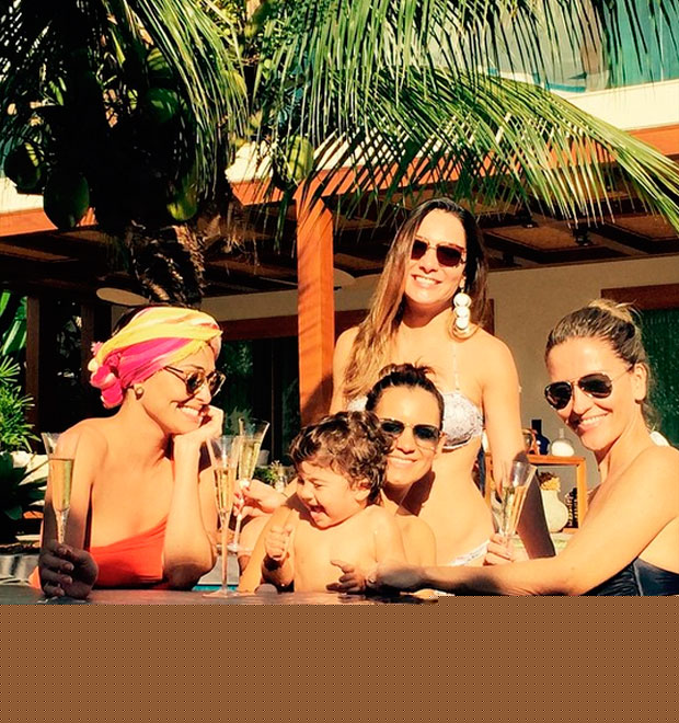 Após comemorar à beira da piscina, Juliana Paes ganha festa surpresa de aniversário