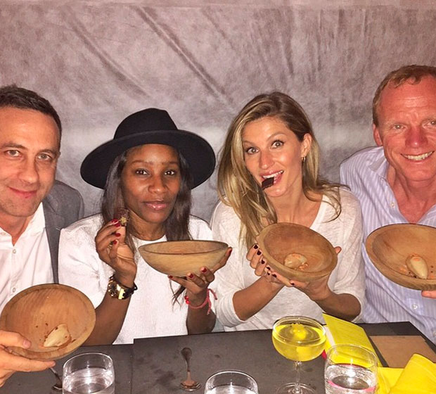 Gisele Bündchen come comida reaproveitada em restaurante sustentável
