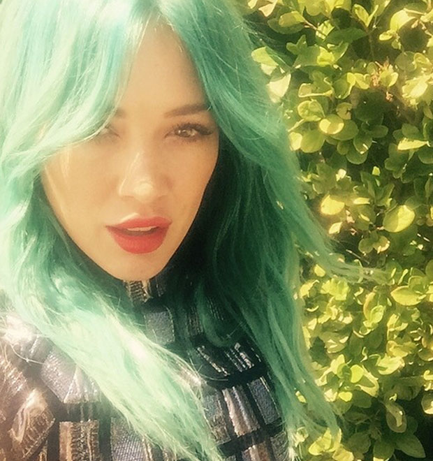Hilary Duff e a inspiração por trás do seu cabelo azul esverdeado