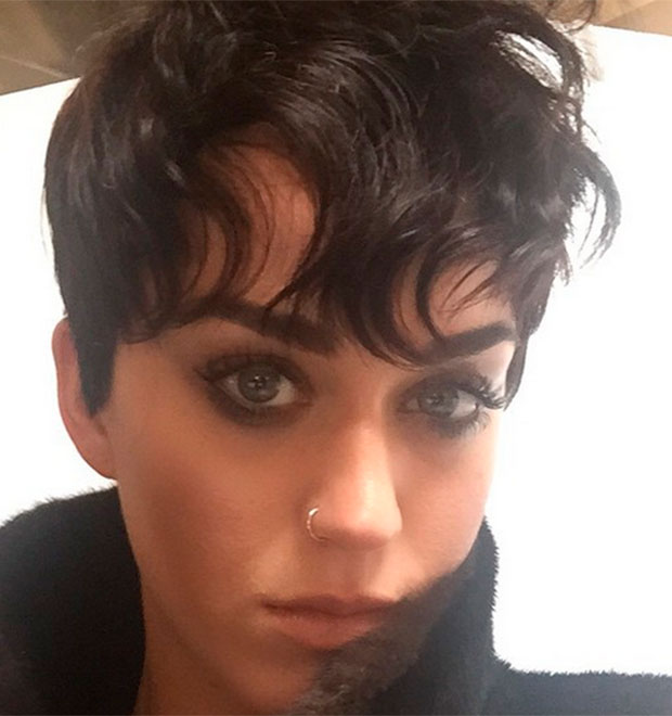 Será que é verdade? Katy Perry aparece com cabelo estilo joãozinho