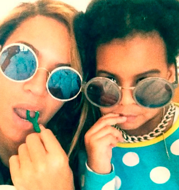 Beyoncé publica foto passando fio dental ao lado da filha, Blue Ivy. Veja!