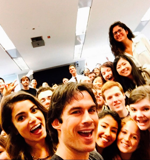 Nikki Reed e Ian Somerhalder surpreendem alunos em universidade