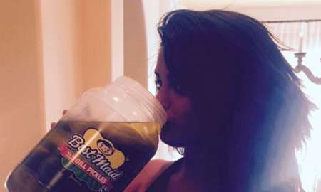 Selena Gomez toma suco de picles direto do pote
