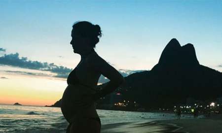 Grávida de oito meses, Carolina Ferraz exibe barrigão em praia carioca. Veja!