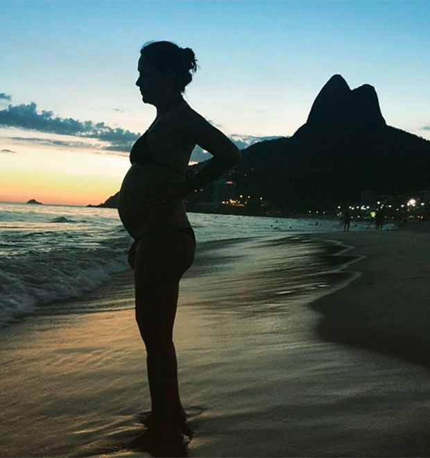 Grávida de oito meses, Carolina Ferraz exibe barrigão em praia carioca. Veja!