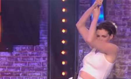 Anne Hathaway dá uma de Miley Cyrus e imita vídeo de <i>Wrecking Ball</i> 