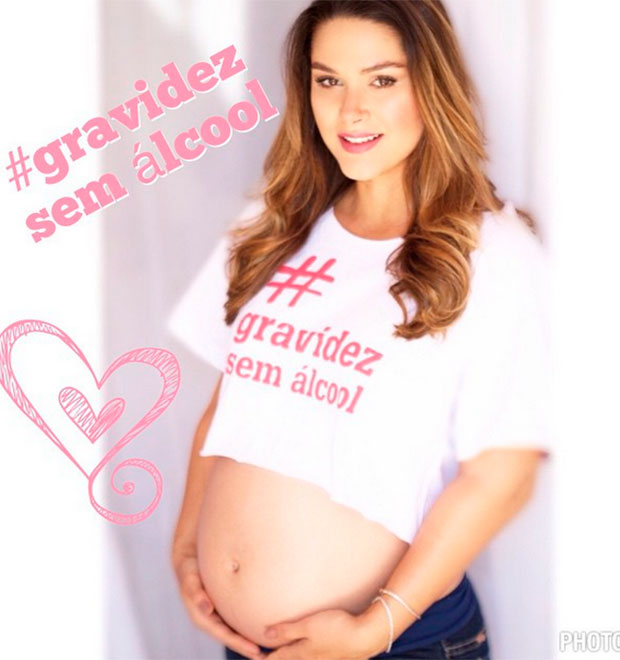 Grávida de sete meses, Fernanda Machado mostra barrigão em campanha