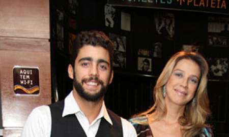 Com vestido soltinho, Luana Piovani comparece a premiação ao lado do marido