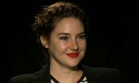 Shailene Woodley usa beterraba no lugar do tradicional batom roxo