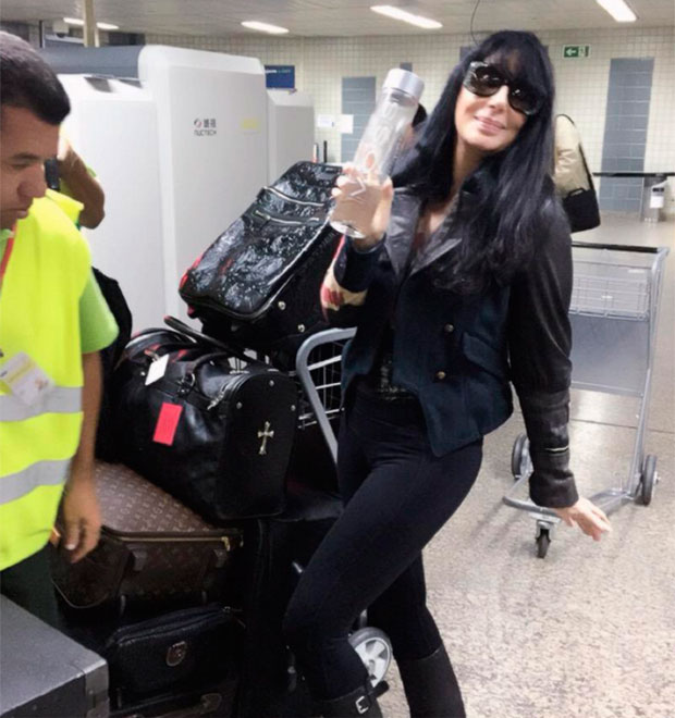 Cher desembarca no Brasil cheia de animação. Veja!